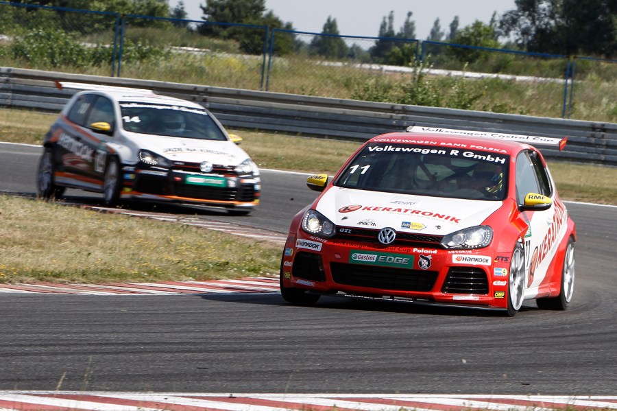 Chezito, chesito, che, Fernando Méndez, Fernando, Mendez, Mendes, Muñoz, 11, chezito11, TC2000, VWCC, Copa Notiauto, Copa Ficrea, Volkswagen Castrol Cup, Vintage, Endurance, Resistencia, WTCC, Super TC2000, Fiat 500 Cup, Fiat Trophy, Clio Cup, Superturismos, Supercopa, MTCC, BTCC, Touring Car, Panam GP Series, México, Mexico, Mejico, Polonia, USA, Estados Unidos, Republica Checa, Eslovaquia, Poland, United States, Czech Republic, Slovakia, Chile, Brno Circuit, Slovakiaring, Tor Poznan, Autodromo Hermanos Rodriguez, AHR, Magdalena Mixuca, Ecocentro Queretaro, Amozoc Puebla, Miguel E. Abed, COTA, Circuit of the Americas, Ausin Racetrack, Monterrey, Guadalajara, Cancun, DF, Porsche, Ferrari, McLaren, Volkswagen, Ford, Nissan, Infiniti, Jaguar, Seat, Chevrolet, Maserati, Honda, Toyota, Mazda, General Motors, Corvette, BMW, Audi, Mercedes, Fiat, Ariel Atom, Lotus, Red Bull, Subaru, iRacing, rFactor, Piloto, Race Driver, Piloto de Pruebas, Test Driver, Instructor, Entrenador, Coach, Capacitador, Product Trainer, Publicidad Dinámica, Dynamic Marketing, Eventos, Events, Diseño Industrial, Industrial Design, www.chezito11.com, fernando@chezito11.com, Stilo, Helmet, OMP, Sparco, Nomex, Alpinestar, Fernando Alonso, Ayrton Senna, Alain Prost, Michael Schumacher, Juan Manuel Fangio, Jakie Stewart, James Hunt, Jim Clark, Niki Lauda, Esteban Gutierrez, Checo Perez, Sebastian Vettel, Nigel Mansell, Mika Hakinenn, Kimi Raikonen, Lewis Hamilton, Nico Rosberg, Ricardo Rodriguez, Pedro Rodriguez, Moises Solana, Sport City, Autobahner, Antera, Nabohi, Grupo Aduanal Prida, Grupo DTT, DTT Damz, Driving Training Team, DTT driving Academy, DTT Motorsports, Fundacion conduce seguro, dttdrivingacademy, BGR motorsport, BGR Simulators, Centro Dinamico Pegaso, Pirelli Driving School, Ocesa, AS3 Driver Training, Off Road Mexico.