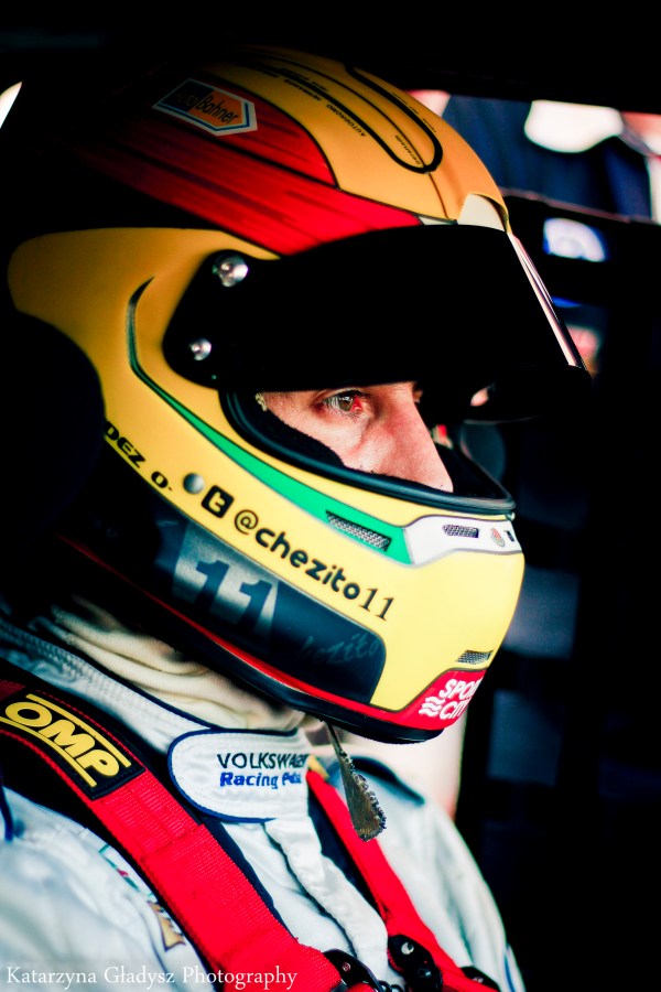 Chezito, chesito, che, Fernando Méndez, Fernando, Mendez, Mendes, Muñoz, 11, chezito11, TC2000, VWCC, Copa Notiauto, Copa Ficrea, Volkswagen Castrol Cup, Vintage, Endurance, Resistencia, WTCC, Super TC2000, Fiat 500 Cup, Fiat Trophy, Clio Cup, Superturismos, Supercopa, MTCC, BTCC, Touring Car, Panam GP Series, México, Mexico, Mejico, Polonia, USA, Estados Unidos, Republica Checa, Eslovaquia, Poland, United States, Czech Republic, Slovakia, Chile, Brno Circuit, Slovakiaring, Tor Poznan, Autodromo Hermanos Rodriguez, AHR, Magdalena Mixuca, Ecocentro Queretaro, Amozoc Puebla, Miguel E. Abed, COTA, Circuit of the Americas, Ausin Racetrack, Monterrey, Guadalajara, Cancun, DF, Porsche, Ferrari, McLaren, Volkswagen, Ford, Nissan, Infiniti, Jaguar, Seat, Chevrolet, Maserati, Honda, Toyota, Mazda, General Motors, Corvette, BMW, Audi, Mercedes, Fiat, Ariel Atom, Lotus, Red Bull, Subaru, iRacing, rFactor, Piloto, Race Driver, Piloto de Pruebas, Test Driver, Instructor, Entrenador, Coach, Capacitador, Product Trainer, Publicidad Dinámica, Dynamic Marketing, Eventos, Events, Diseño Industrial, Industrial Design, www.chezito11.com, fernando@chezito11.com, Stilo, Helmet, OMP, Sparco, Nomex, Alpinestar, Fernando Alonso, Ayrton Senna, Alain Prost, Michael Schumacher, Juan Manuel Fangio, Jakie Stewart, James Hunt, Jim Clark, Niki Lauda, Esteban Gutierrez, Checo Perez, Sebastian Vettel, Nigel Mansell, Mika Hakinenn, Kimi Raikonen, Lewis Hamilton, Nico Rosberg, Ricardo Rodriguez, Pedro Rodriguez, Moises Solana, Sport City, Autobahner, Antera, Nabohi, Grupo Aduanal Prida, Grupo DTT, DTT Damz, Driving Training Team, DTT driving Academy, DTT Motorsports, Fundacion conduce seguro, dttdrivingacademy, BGR motorsport, BGR Simulators, Centro Dinamico Pegaso, Pirelli Driving School, Ocesa, AS3 Driver Training, Off Road Mexico.