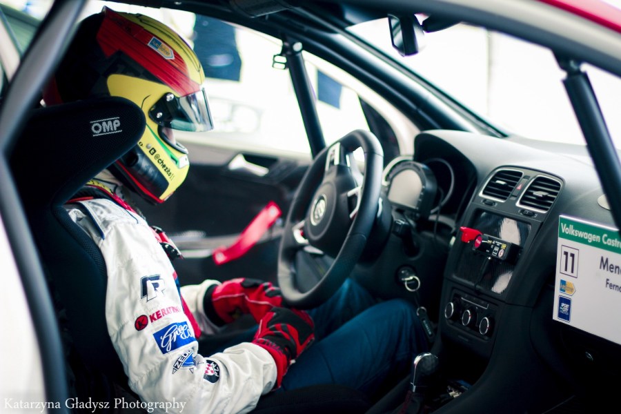 Chezito, chesito, che, Fernando Méndez, Fernando, Mendez, Mendes, Muñoz, 11, chezito11, TC2000, VWCC, Copa Notiauto, Copa Ficrea, Volkswagen Castrol Cup, Vintage, Endurance, Resistencia, WTCC, Super TC2000, Fiat 500 Cup, Fiat Trophy, Clio Cup, Superturismos, Supercopa, MTCC, BTCC, Touring Car, Panam GP Series, México, Mexico, Mejico, Polonia, USA, Estados Unidos, Republica Checa, Eslovaquia, Poland, United States, Czech Republic, Slovakia, Chile, Brno Circuit, Slovakiaring, Tor Poznan, Autodromo Hermanos Rodriguez, AHR, Magdalena Mixuca, Ecocentro Queretaro, Amozoc Puebla, Miguel E. Abed, COTA, Circuit of the Americas, Ausin Racetrack, Monterrey, Guadalajara, Cancun, DF, Porsche, Ferrari, McLaren, Volkswagen, Ford, Nissan, Infiniti, Jaguar, Seat, Chevrolet, Maserati, Honda, Toyota, Mazda, General Motors, Corvette, BMW, Audi, Mercedes, Fiat, Ariel Atom, Lotus, Red Bull, Subaru, iRacing, rFactor, Piloto, Race Driver, Piloto de Pruebas, Test Driver, Instructor, Entrenador, Coach, Capacitador, Product Trainer, Publicidad Dinámica, Dynamic Marketing, Eventos, Events, Diseño Industrial, Industrial Design, www.chezito11.com, fernando@chezito11.com, Stilo, Helmet, OMP, Sparco, Nomex, Alpinestar, Fernando Alonso, Ayrton Senna, Alain Prost, Michael Schumacher, Juan Manuel Fangio, Jakie Stewart, James Hunt, Jim Clark, Niki Lauda, Esteban Gutierrez, Checo Perez, Sebastian Vettel, Nigel Mansell, Mika Hakinenn, Kimi Raikonen, Lewis Hamilton, Nico Rosberg, Ricardo Rodriguez, Pedro Rodriguez, Moises Solana, Sport City, Autobahner, Antera, Nabohi, Grupo Aduanal Prida, Grupo DTT, DTT Damz, Driving Training Team, DTT driving Academy, DTT Motorsports, Fundacion conduce seguro, dttdrivingacademy, BGR motorsport, BGR Simulators, Centro Dinamico Pegaso, Pirelli Driving School, Ocesa, AS3 Driver Training, Off Road Mexico.