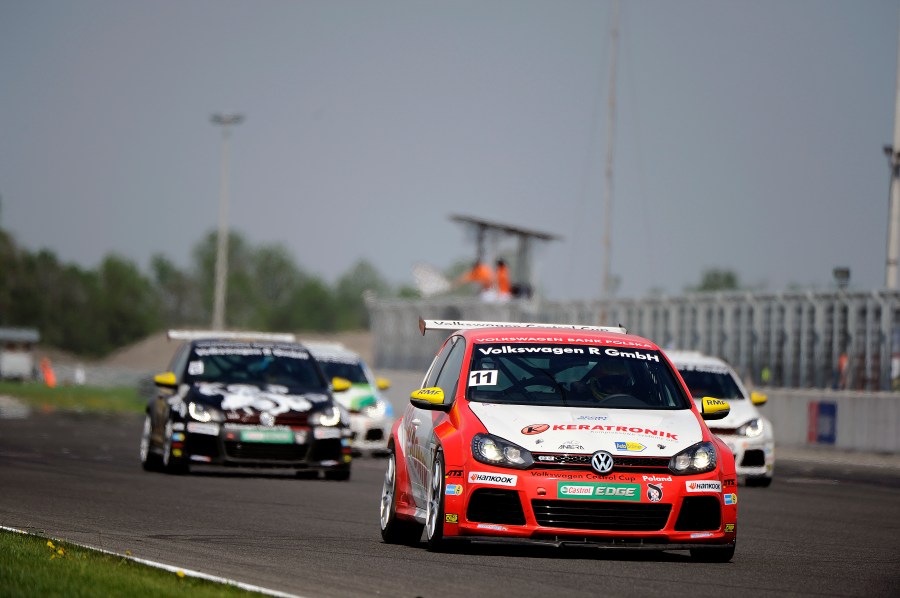 Chezito, chesito, che, Fernando Méndez, Fernando, Mendez, Mendes, Muñoz, 11, chezito11, TC2000, VWCC, Copa Notiauto, Copa Ficrea, Volkswagen Castrol Cup, Vintage, Endurance, Resistencia, WTCC, Super TC2000, Fiat 500 Cup, Fiat Trophy, Clio Cup, Superturismos, Supercopa, MTCC, BTCC, Touring Car, Panam GP Series, México, Mexico, Mejico, Polonia, USA, Estados Unidos, Republica Checa, Eslovaquia, Poland, United States, Czech Republic, Slovakia, Chile, Brno Circuit, Slovakiaring, Tor Poznan, Autodromo Hermanos Rodriguez, AHR, Magdalena Mixuca, Ecocentro Queretaro, Amozoc Puebla, Miguel E. Abed, COTA, Circuit of the Americas, Ausin Racetrack, Monterrey, Guadalajara, Cancun, DF, Porsche, Ferrari, McLaren, Volkswagen, Ford, Nissan, Infiniti, Jaguar, Seat, Chevrolet, Maserati, Honda, Toyota, Mazda, General Motors, Corvette, BMW, Audi, Mercedes, Fiat, Ariel Atom, Lotus, Red Bull, Subaru, iRacing, rFactor, Piloto, Race Driver, Piloto de Pruebas, Test Driver, Instructor, Entrenador, Coach, Capacitador, Product Trainer, Publicidad Dinámica, Dynamic Marketing, Eventos, Events, Diseño Industrial, Industrial Design, www.chezito11.com, fernando@chezito11.com, Stilo, Helmet, OMP, Sparco, Nomex, Alpinestar, Fernando Alonso, Ayrton Senna, Alain Prost, Michael Schumacher, Juan Manuel Fangio, Jakie Stewart, James Hunt, Jim Clark, Niki Lauda, Esteban Gutierrez, Checo Perez, Sebastian Vettel, Nigel Mansell, Mika Hakinenn, Kimi Raikonen, Lewis Hamilton, Nico Rosberg, Ricardo Rodriguez, Pedro Rodriguez, Moises Solana, Sport City, Autobahner, Antera, Nabohi, Grupo Aduanal Prida, Grupo DTT, DTT Damz, Driving Training Team, DTT driving Academy, DTT Motorsports, Fundacion conduce seguro, dttdrivingacademy, BGR motorsport, BGR Simulators, Centro Dinamico Pegaso, Pirelli Driving School, Ocesa, AS3 Driver Training, Off Road Mexico.